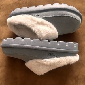 Koolaburra Cozy Faux-Fur Lined Women’s Slip-On Slippers in Gray